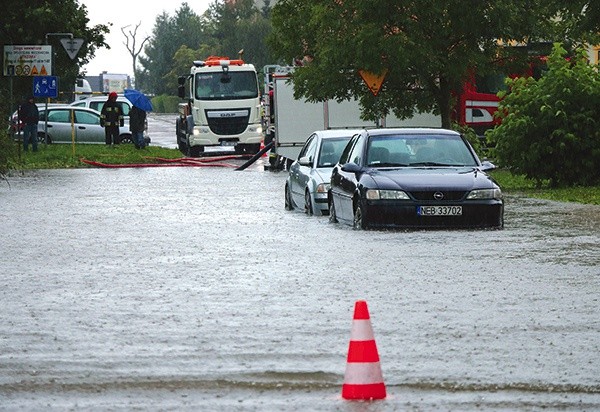 ▲	Zalana została również ulica Fromborska, choć nie leży w pobliżu Kumieli. Tutaj zawiodły systemy odprowadzania wody po opadach.