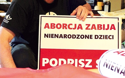 ▲	– Dom mam zarzucony paczkami. Przychodzą do mnie różne materiały dotyczące akcji zbierania podpisów – mówi Janusz Prucnal.