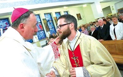 ▲	Biskup Andrzej Jeż wręczył w Trześni krzyż misyjny ks. Szymonowi Pietryce.