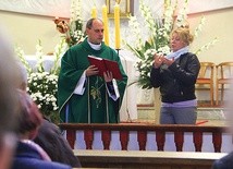 ▲	Ks. Dariusz Markowicz i Alina Borkowska świetnie radzili sobie z tłumaczeniem Eucharystii na język migowy.