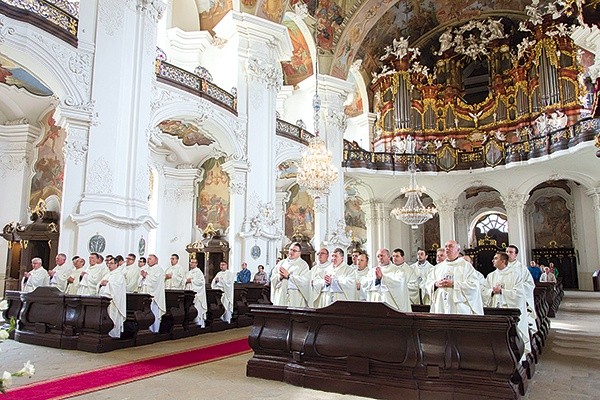 ▲	Kapłani tak mocno związani z Maryją nie mogli nie odwiedzić Matki Pana królującej w Krzeszowie. 