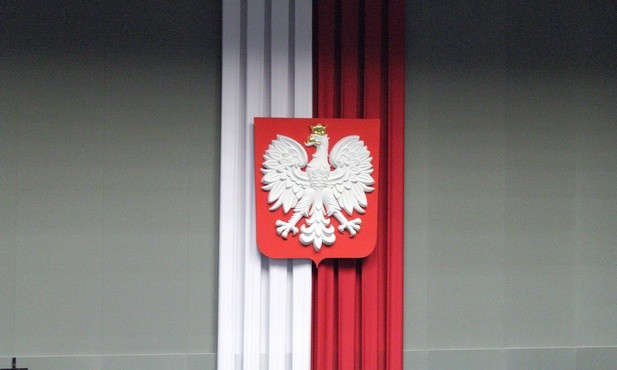 Sondaż: PiS rośnie w siłę, w Sejmie 6 ugrupowań. Co z samodzielną większością?