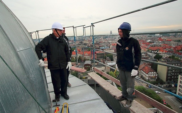 ▲	Abp Wiktor Skworc  i ks. proboszcz Łukasz Gaweł na samym  szczycie katedry.