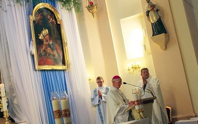 Bp Jan Wieczorek przewodniczył modlitwie  i rekoronował obraz.