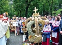 ▲	Biskup Paweł Stobrawa poświęcił wieńce żniwne, dary i ucałował przyniesiony mu chleb.