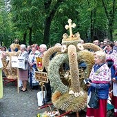 ▲	Biskup Paweł Stobrawa poświęcił wieńce żniwne, dary i ucałował przyniesiony mu chleb.