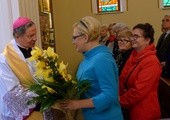 Kwiaty dla ordynariusza były wyrazem wdzięczności za wsparcie dla wszystkich prac diecezjalnej Caritas