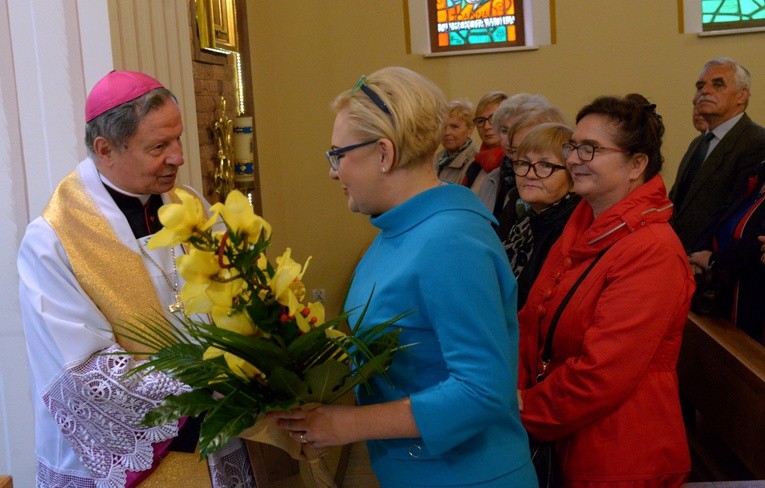 Kwiaty dla ordynariusza były wyrazem wdzięczności za wsparcie dla wszystkich prac diecezjalnej Caritas