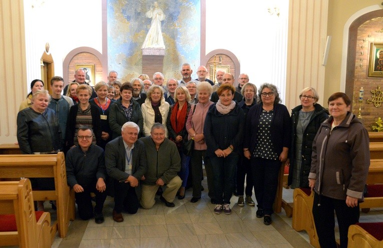 Pamiątkowa fotografia po Mszy św. na zakończenie forum w kaplicy ośrodka „Emaus”