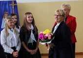  Uczniowie podarowali bukiet kwiatów swojej nauczycielce Zofii Granat