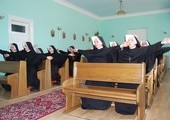 Modlitwa wspólnoty w Godzinie Miłosierdzia w klasztornej kaplicy