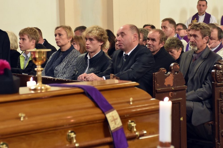 Ostatnie pożegnanie proboszcza z Wierzbnej