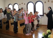 Dzieci chętnie śpiewają razem z s. Sylwią Kaźmierczak