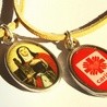 Z medalikami św. Jadwigi - pielgrzymka Caritas