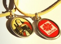 Z medalikami św. Jadwigi - pielgrzymka Caritas