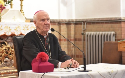 Po Mszy św. biskup usiadł przy stole i wygłosił katechezę. 