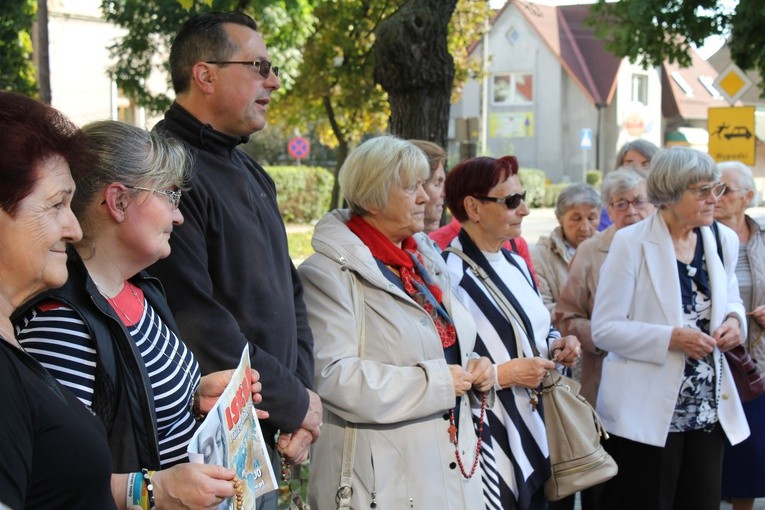 Ponad 30 osób odmawiało Koronkę do Bożego Miłosierdzia pod kłodzkim Zakładem Karnym