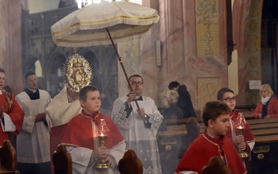 W czasie procesji kończącej liturgiczne obchodu wspomnienia św. Wacława użyto umbraculum.