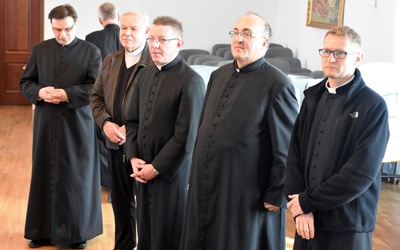 Od lewej: ks. Tadeusz Fuksa, ks. Aleksander Trojan, ks. Piotr Szpiłyk, ks. Ryszard Mucha i ks. Mateusz Pawlica.