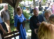 Ekipę filmową, która kręciła sceny na trasie pieszej pielgrzymki na Jasną Górę, odwiedził bp Henryk Tomasik