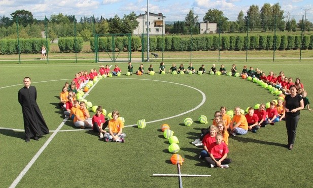 Uczniowski różaniec na szkolnym boisku