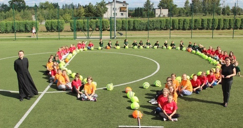 Uczniowski różaniec na szkolnym boisku