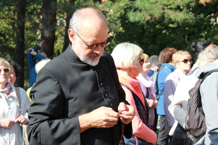 Pielgrzymi na drodze różańcowej