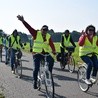 Prawie 70 osób pojechało rowerami do sankuarium w Domaniewicach