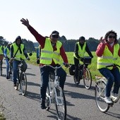 Prawie 70 osób pojechało rowerami do sankuarium w Domaniewicach