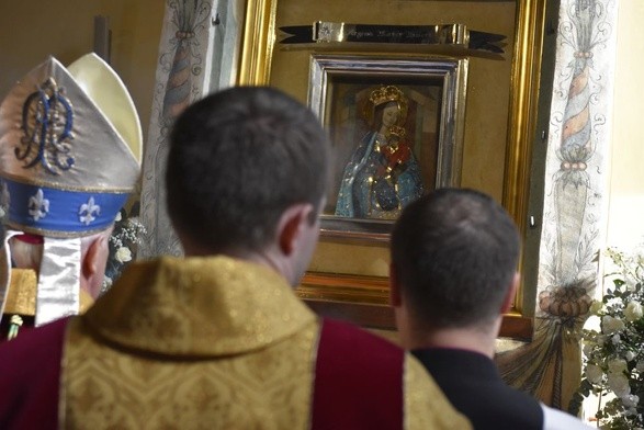 Biskup po homilii odsłonił ukoronowany fresk Matki Bożej Miłosierdzia