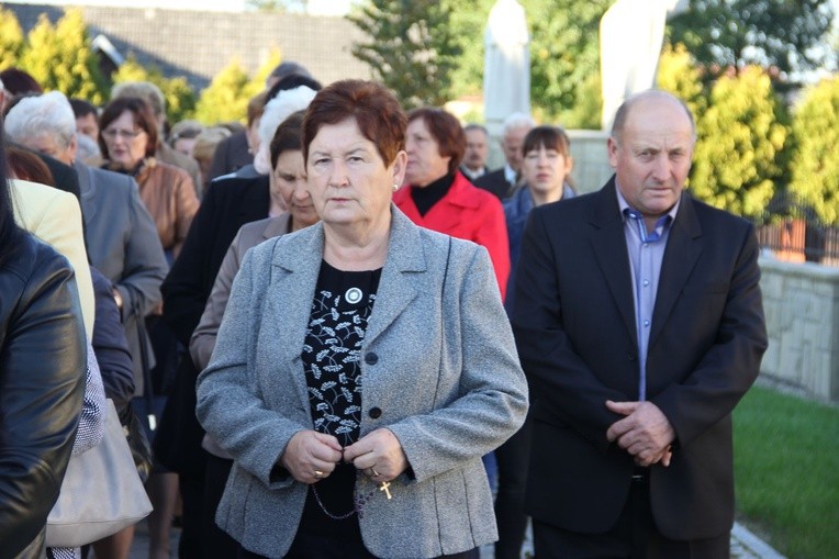 Procesja różańcowa w Borzęcinie