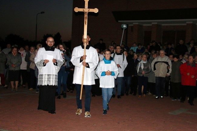 Różańcowa procesja w parafii Matki Odkupiciela