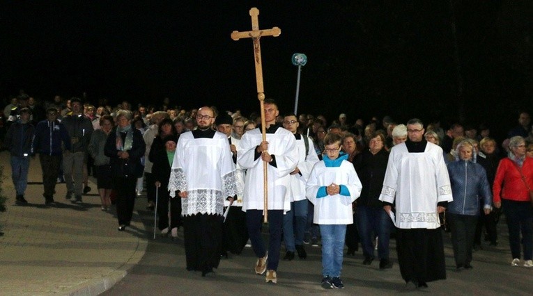 Różańcowa procesja w parafii Matki Odkupiciela