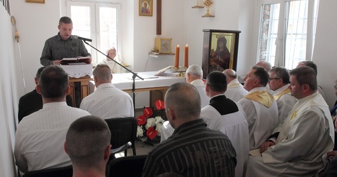 Ikona między więźniami