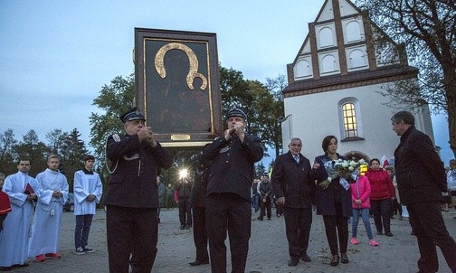 W Stanisławowie napełnili wodą stągwie