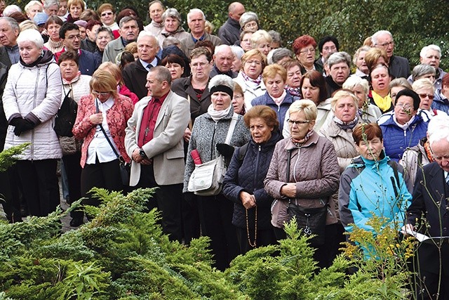 	Wierni przeszli w procesji różańcowej z sanktuarium św. Jana Pawła II do sanktuarium Bożego Miłosierdzia.