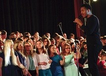 Podczas koncertu finałowego na Bożą chwałę śpiewa zawsze kilkaset osób.