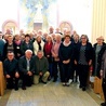 Pamiątkowa fotografia po Mszy św. na zakończenie obrad w kaplicy ośrodka „Emaus”.