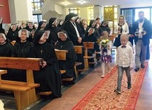 Podczas jubileuszowej liturgii w procesji z darami szli rodzice i podopieczni przedszkola prowadzonego przez radomskie siostry MB Miłosierdzia.