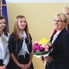 Uczniowie podarowali kwiaty swojej nauczycielce Zofii Granat.