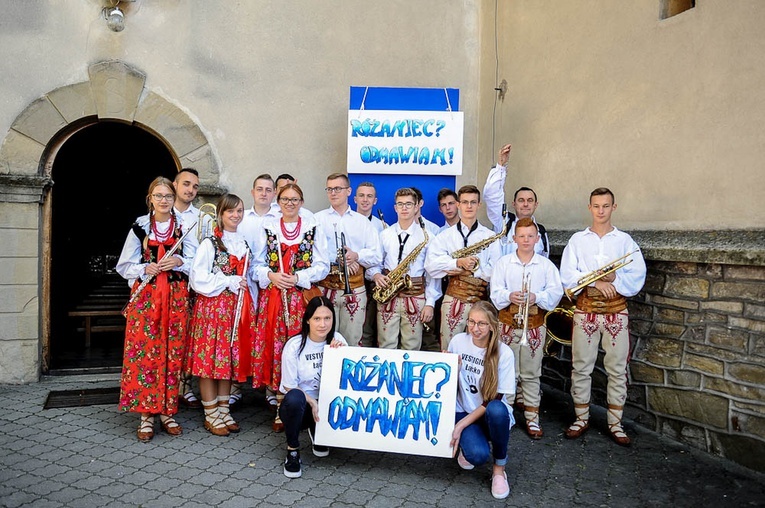 Różaniec z młodymi w Łącku