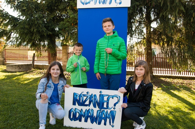 Różaniec z młodymi w Łącku