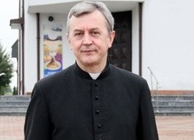 Ks. Stanisław, podobnie jak jego poprzednik, także prowadzi parafialną kronikę