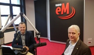 Dominik Kolorz w studiu Radia eM w rozmowie z Sylwestrem Strzałkowskim