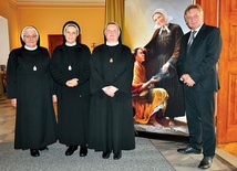 S. M. Margarita,  s. M. Samuela,  s. M. Marta oraz dyrektor nyskiego muzeum, Edward Hałajko.