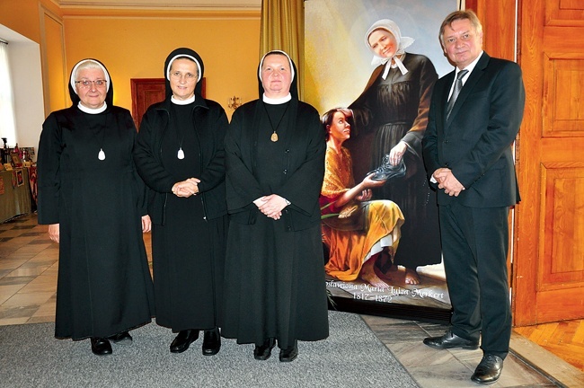 S. M. Margarita,  s. M. Samuela,  s. M. Marta oraz dyrektor nyskiego muzeum, Edward Hałajko.