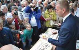 Najpierw podziękowanie Bogu, potem urodzinowy tort i wreszcie świętowanie.