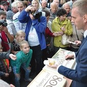 Najpierw podziękowanie Bogu, potem urodzinowy tort i wreszcie świętowanie.