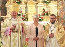 	Ks. Maksymilian Lelito jest 11. księdzem posłanym przez bp. Andrzeja Jeża do Afryki. Na zdjęciu razem z mamą.