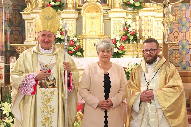 	Ks. Maksymilian Lelito jest 11. księdzem posłanym przez bp. Andrzeja Jeża do Afryki. Na zdjęciu razem z mamą.